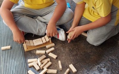 Jugando Jenga en Community Class: Habilidades sociales y resolución de problemas