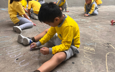 Trazos y escritura con tiza: ¡Una experiencia única en Kinder B!