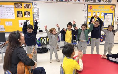 Kinder B disfruta de sus clases de música con Miss Carolina