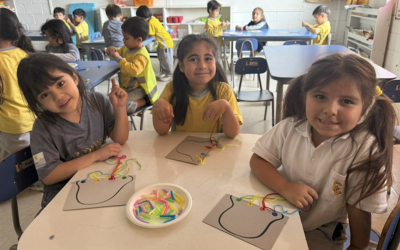 Creatividad en acción: estudiantes de jornada extendida crearon coloridas medusas artísticas