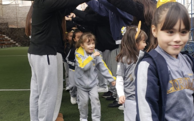 Reencuentro emotivo: Kinder y IV medio celebran sus lazos