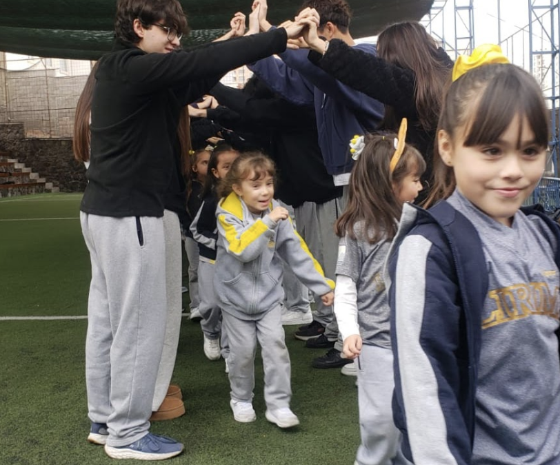 Reencuentro emotivo: Kinder y IV medio celebran sus lazos