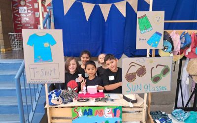 ¡Sídney en el Aula! Estudiantes de Primer Grado Realizan Inmersión Lingüística en la Feria de Inglés
