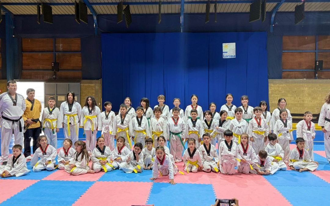 Estudiantes avanzan de grado en jornada de taekwondo