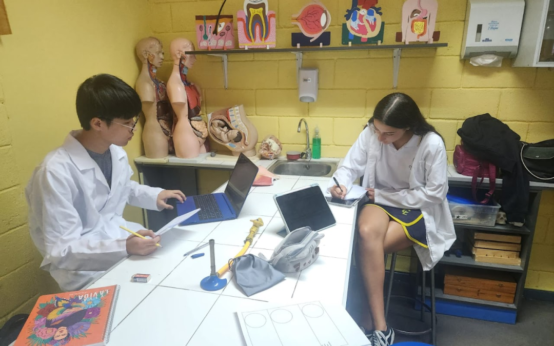 Estudiantes de BCM inician ciclo de visitas al laboratorio con técnicas de tinción