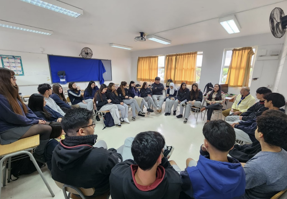 Marcela Rivadeneira profundiza en la identidad lingüística de Iquique con IV Medio
